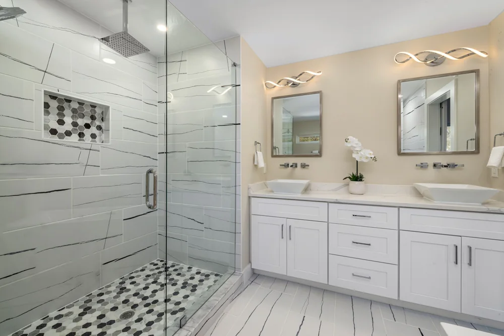 Inspiration visuelle de salle de bains moderne avec douche vitrée et double vasque